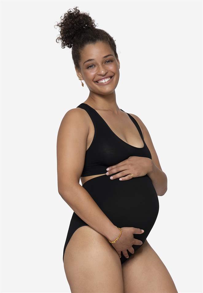 Mjuka svarta mammatrosor som går upp över magen - Moderskap