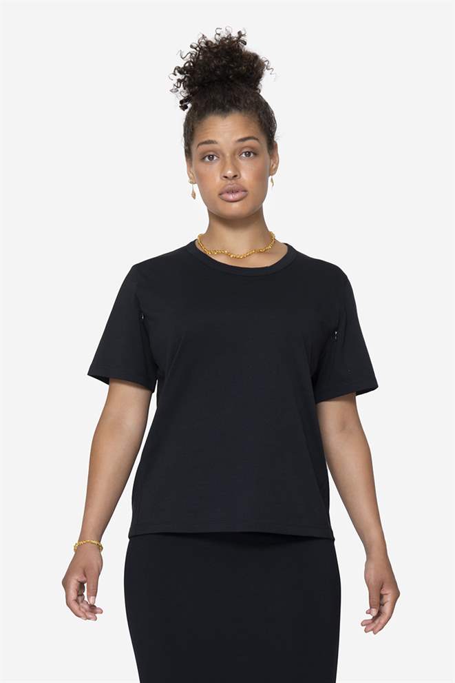 Svart klassisk t-shirt i 100% ekologisk bomull med amningsfunktion - Sett framifrån